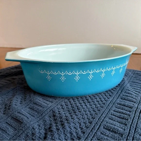 Pyrex Snowflake design lg 2.5 qt casserole dish, with white intact lid. - Picture 10 of 12